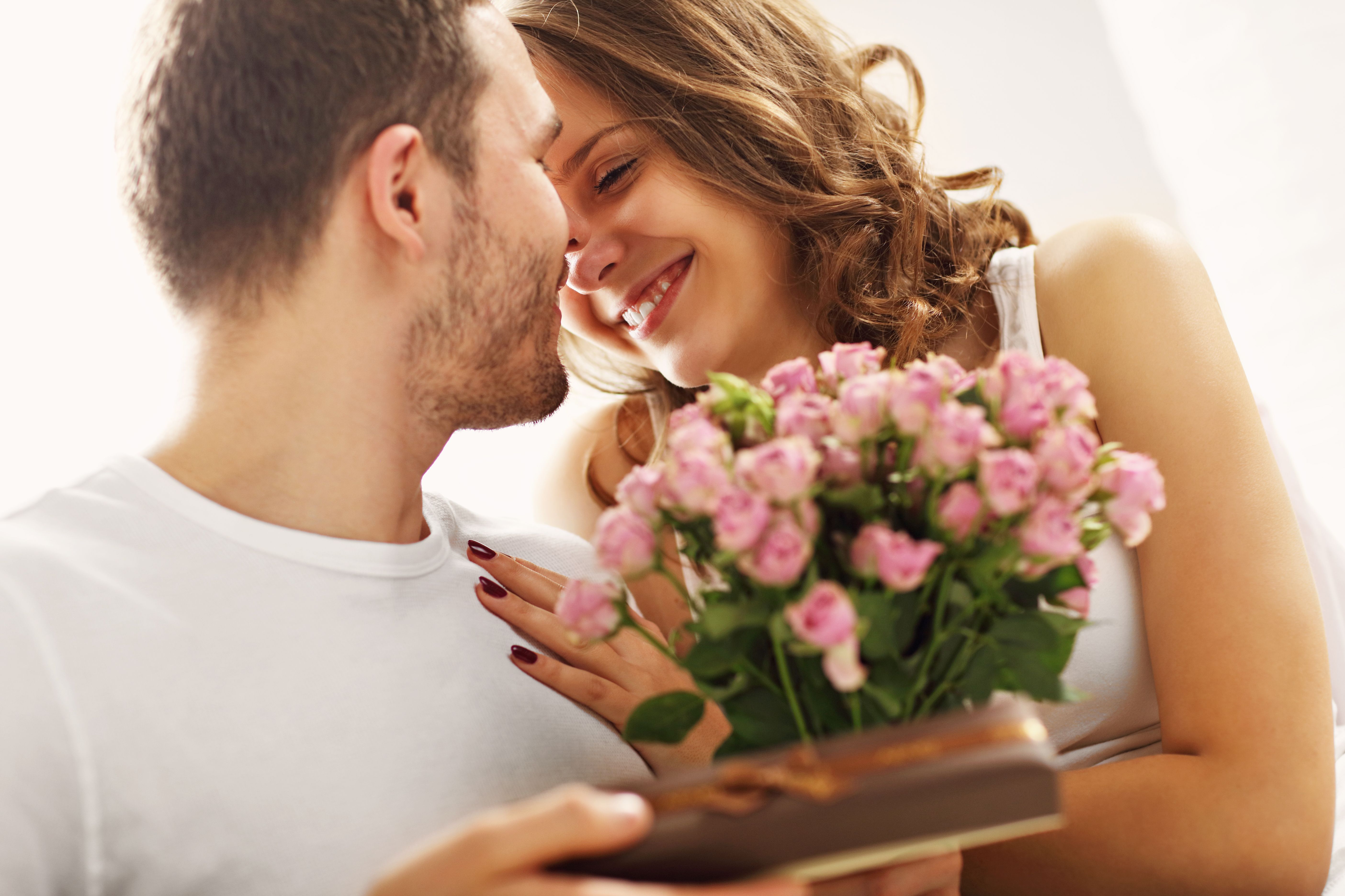 Муж и жена нежное видео. Мужчина дарит цветы. Мужчина дарит цветы женщине. Мужчина дарит букет цветов. Женщина дарит цветы женщине.