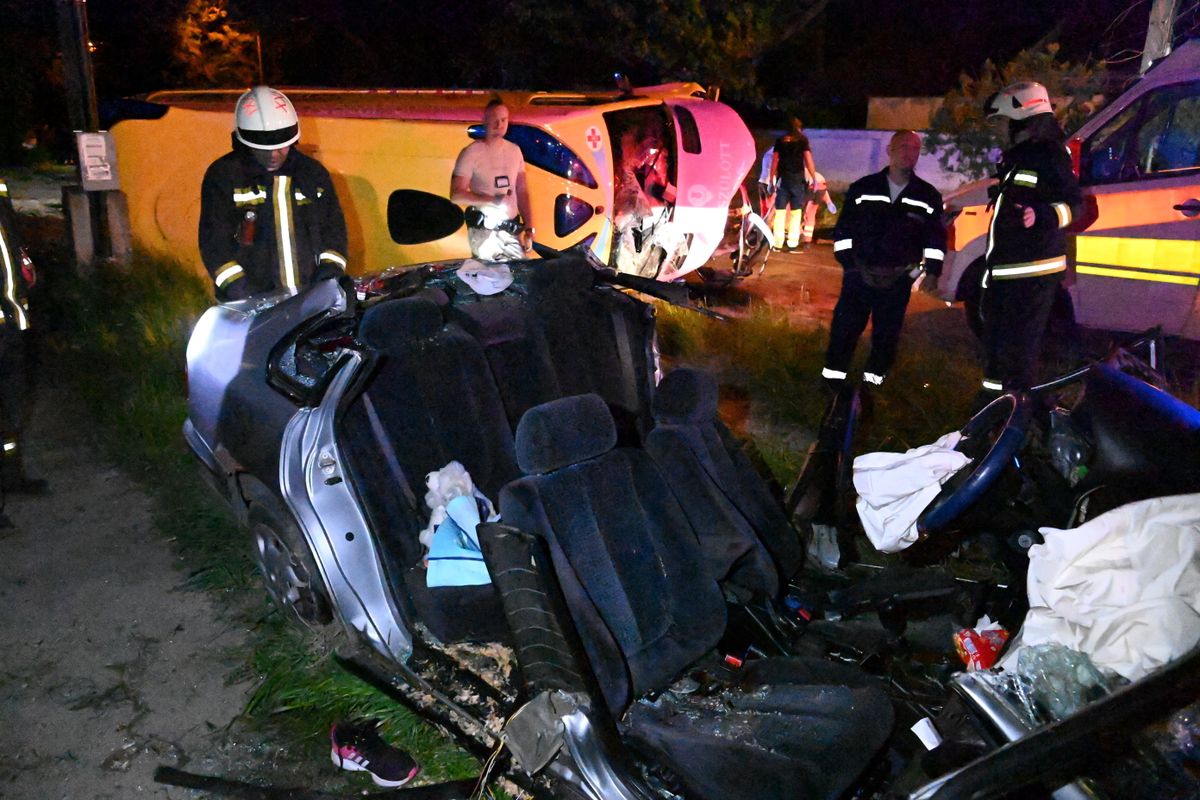 Mentőautó és személygépkocsi ütközött Csepelen, egy ember meghalt