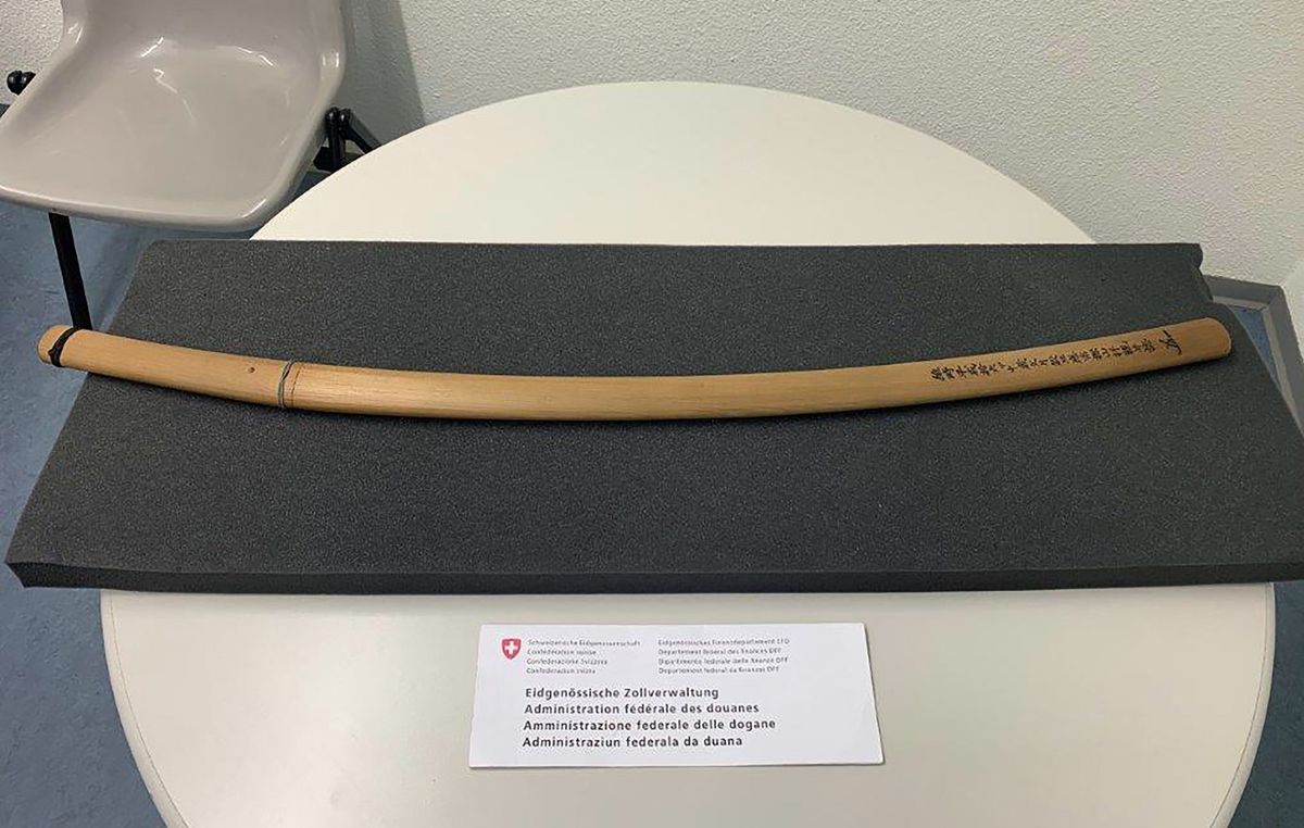 A handout picture released on May 31, 2022 by the Swiss Federal Customs Administration shows a Japanese Katana sword, dated to 1353, discovered during a routine vehicle search in Zurich area, after it was smuggled into the country. - Swiss customs authorities discovered a nearly 700-year-old antique Japanese samurai sword during a routine vehicle search, after it was smuggled into the country. The Federal Office for Customs and Border Security said in a statement the Katana sword, dated to 1353 and valued at 650,000 euros ($700,000), had been discovered in a car with Swiss plates during a routine search near Zurich. (Photo by Swiss Federal Customs / AFP) / RESTRICTED TO EDITORIAL USE - MANDATORY CREDIT "AFP PHOTO / Swiss Federal Customs" - NO MARKETING NO ADVERTISING CAMPAIGNS - DISTRIBUTED AS A SERVICE TO CLIENTS