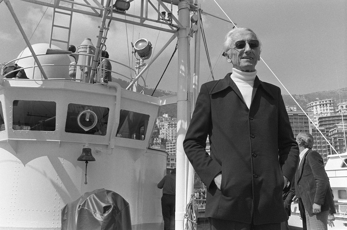 Photo datée du 12 avril 1979, dans le port de Monaco, du Commandant Jacques-Yves Cousteau à bord de son navire d'exploration océanographique la Calypso. (Photo by ERIC GAILLARD / AFP)