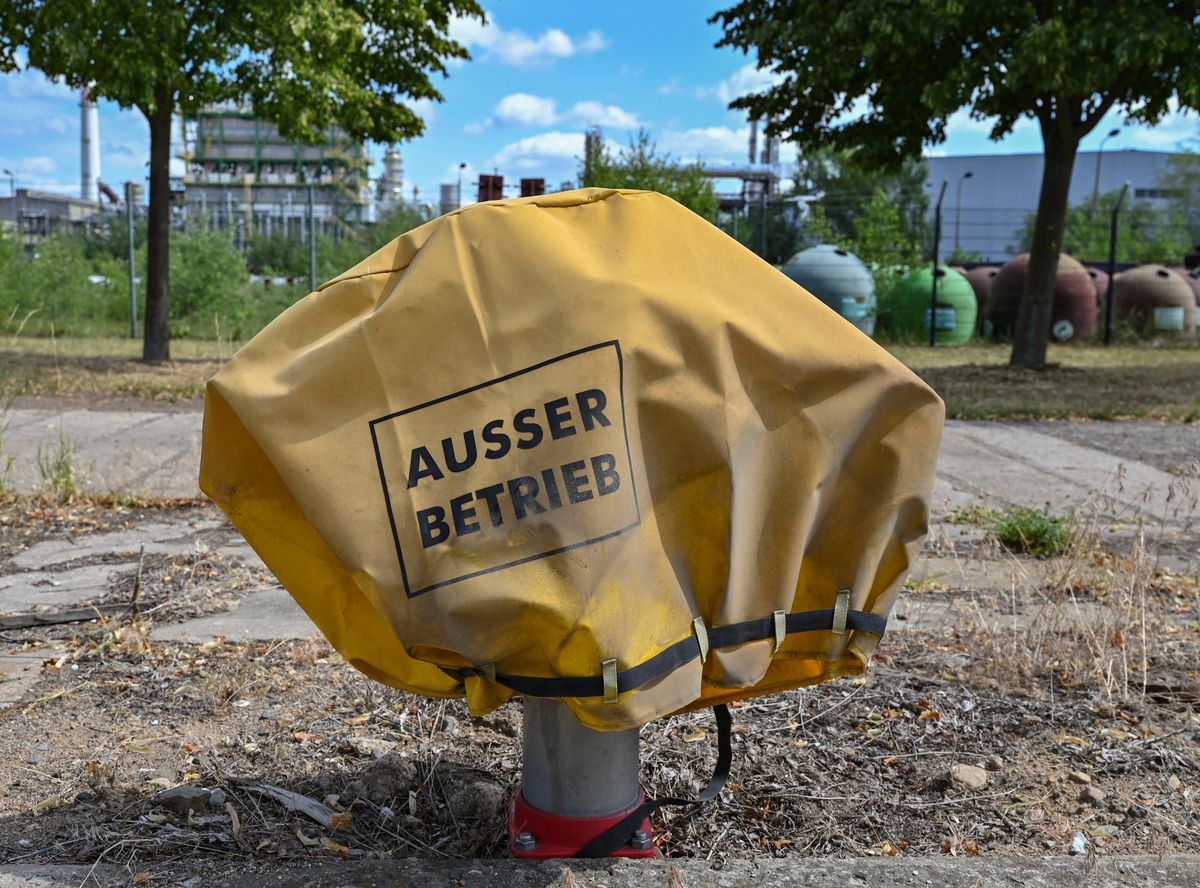 04 July 2022, Brandenburg, Schwedt/Oder: "Out of service" is written on a plant in front of the fence of the crude oil processing plant of PCK-Raffinerie GmbH. On the same day, a second meeting of the federal-state project group on the future of the oil refinery in Schwedt will take place. At noon, there is to be a press statement on the matter. The refinery would be particularly affected by an oil embargo against Russia because it is majority-owned by the German subsidiary of the Russian state-owned Rosneft and primarily processes Russian oil from the Druzhba pipeline there. Because of the Russian war in Ukraine, the German government has pledged to refrain from using Russian oil from the pipeline from next year. Photo: Patrick Pleul/dpa (Photo by PATRICK PLEUL / DPA / dpa Picture-Alliance via AFP)