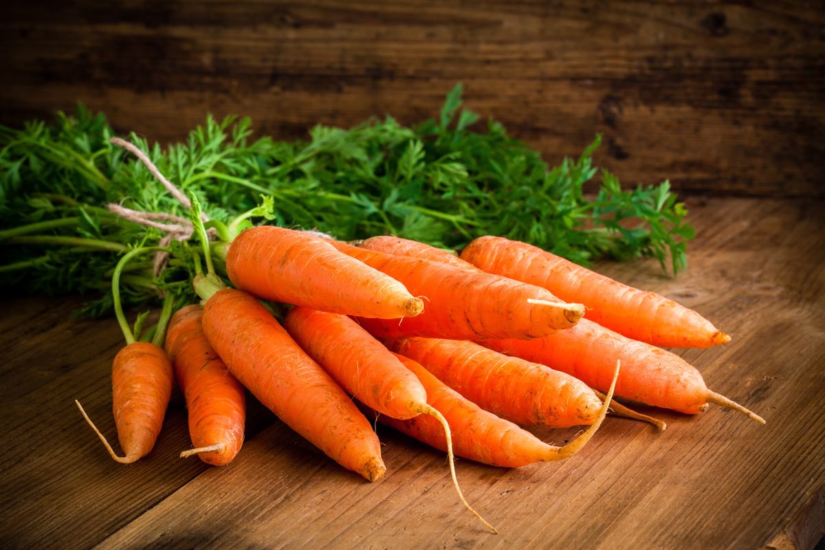 Fresh,Carrots,Bunch,On,Rustic,Wooden,Background