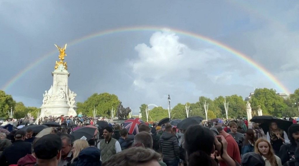 Rainbows appear over Buckingham Palace as nation awaits good news from Queen Elizabeth