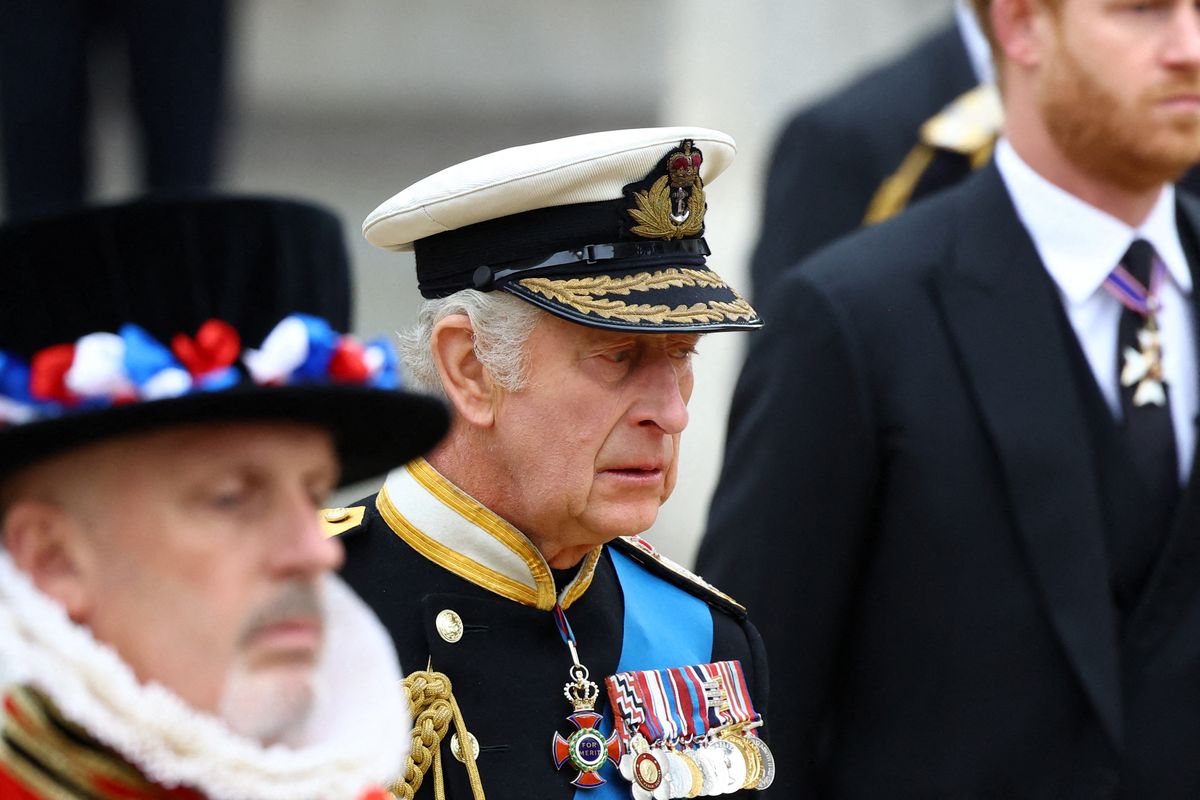 Britain's King Charles III (C) and Britain's Prince Harry, Duke of Sussex (R) walk during the funeral procession of Queen Elizabeth II in London on September 19, 2022. - Leaders from around the world will attend the state funeral of Queen Elizabeth II. The country's longest-serving monarch, who died aged 96 after 70 years on the throne, will be honoured with a state funeral on Monday morning at Westminster Abbey. (Photo by HANNAH MCKAY / POOL / AFP)