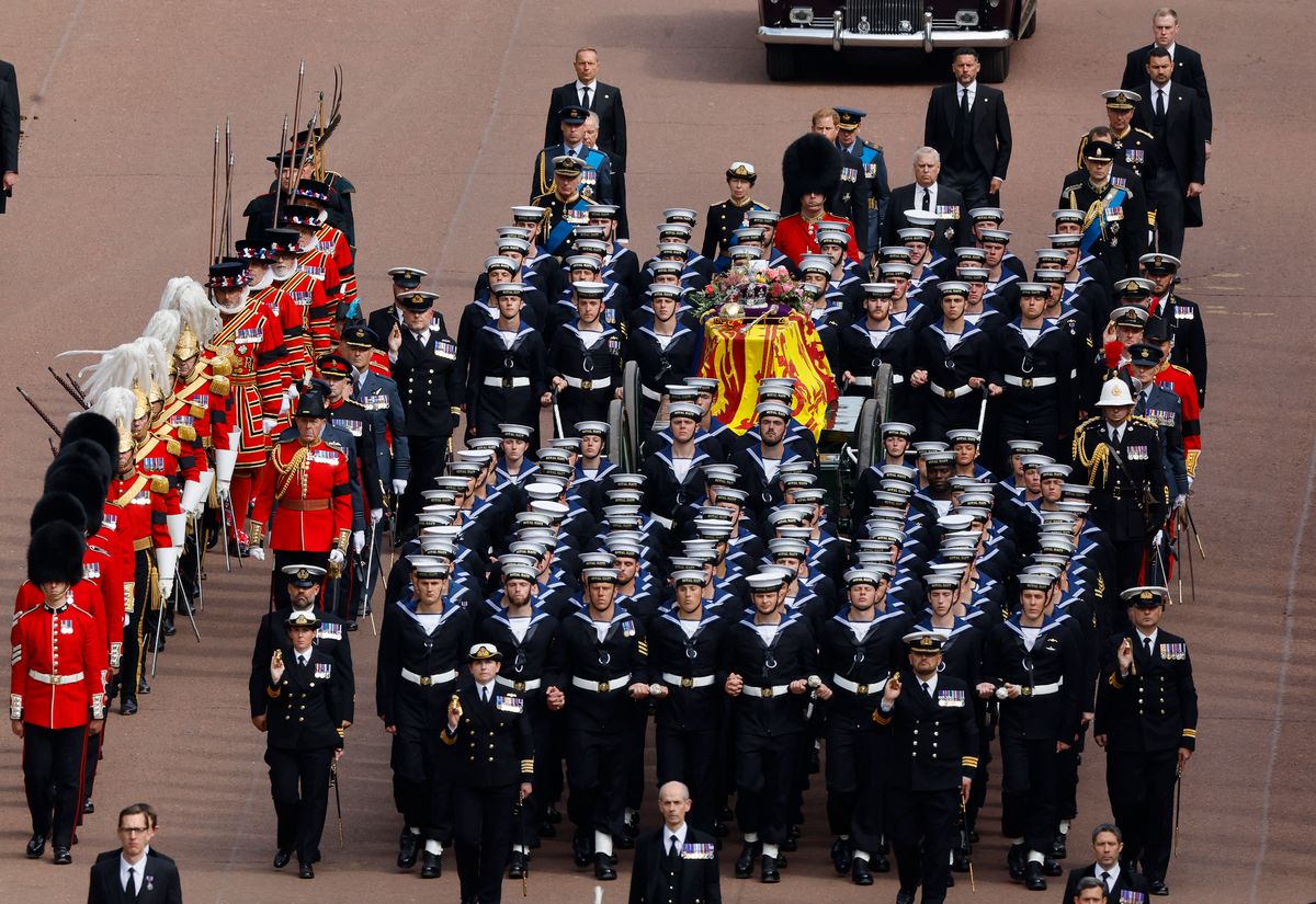 The Procession following the coffin of Queen Elizabeth II, draped in the Royal Standard, on the State Gun Carriage of the Royal Navy, travels from Westminster Abbey to Wellington Arch in London on September 19, 2022, after the State Funeral Service of Britain's Queen Elizabeth II. (Photo by Chip Somodevilla / POOL / AFP)