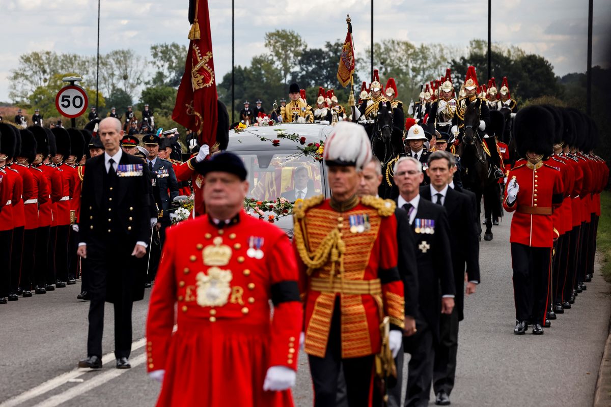The Procession following the coffin of Queen Elizabeth II, aboard the State Hearse, arrives at The Long Walk in Windsor on September 19, 2022, to make its final journey to Windsor Castle after the State Funeral Service of Britain's Queen Elizabeth II. (Photo by CARLOS JASSO / POOL / AFP)