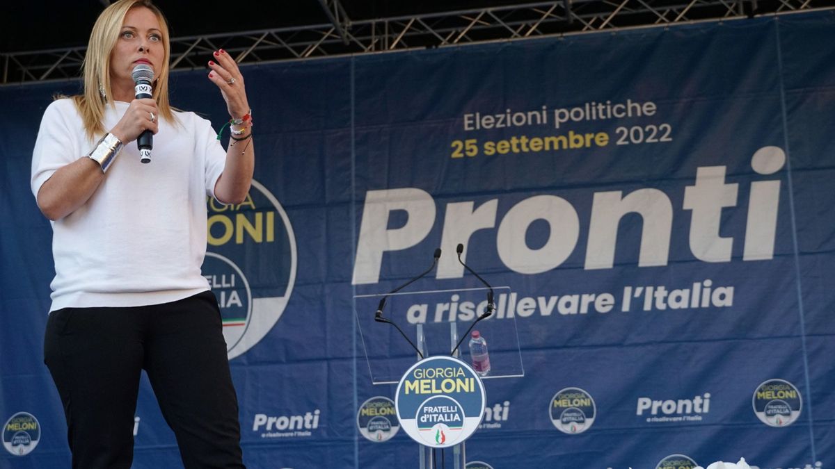 MELONI, Giorgia Velence, 2022. szeptember 12.
Giorgia Meloni, az Olasz Testvérek (FdI) párt elnöke támogatóihoz beszél a párt választási kampányrendezvényén Velence Mestre városrészében 2022. szeptember 10-én. Olaszországban szeptember 25-én elõrehozott parlamenti választásokat tartanak. A 2019-ben jóváhagyott választási törvény értelmében a leendõ parlamentben a felsõház létszáma 315-rõl 200 szenátorra, a képviselõk száma 630-ról 400-ra csökken.
MTI/EPA/ANSA/Andrea Merola