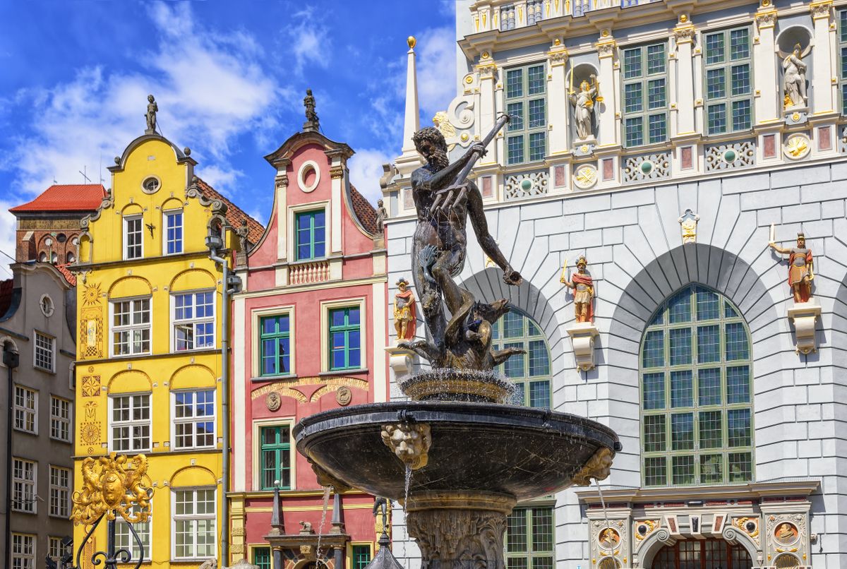 Neptune's,Fountain,,A,Famous,Historical,Landmark,And,Colorful,Gothic,Houses