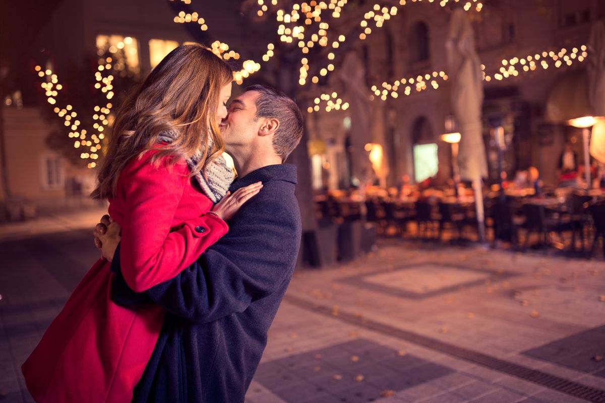 Young,Affectionate,Couple,Kissing,Tenderly,On,Christmas,Street