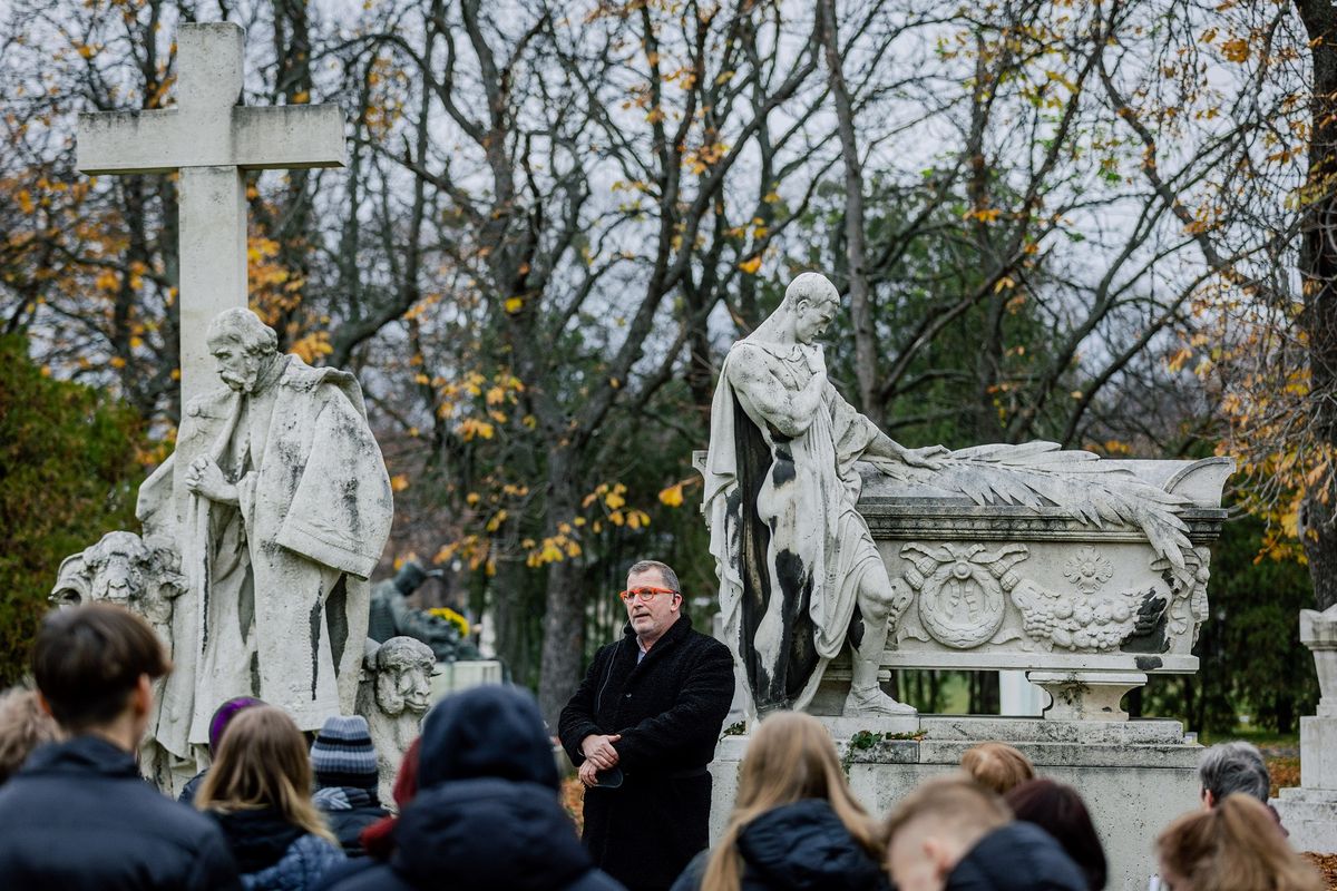 Sal Endre exkluzív sétát tartott a könyvben szereplő személyek sírjainak felkeresésével a Fiumei úti sírkertben