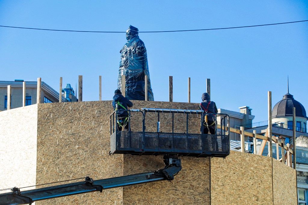 II. Katalin orosz cárnő szobrának eltávolítását végző munkások Odesszában
