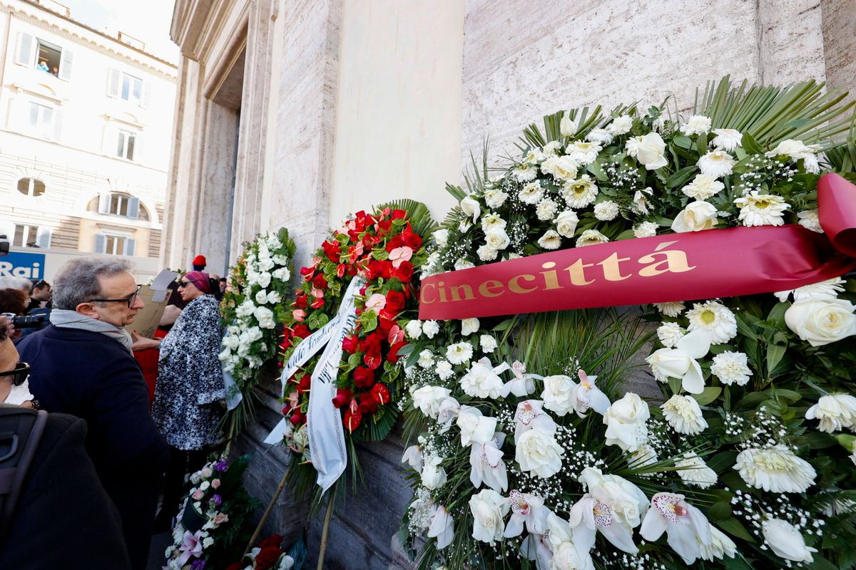 Gina Lollobrigida néhai olasz színésznõt búcsúztató koszorúk a Montesantói Szûz Mária-templomban tartott gyászmise idején Rómában 2023. január 19-én. 