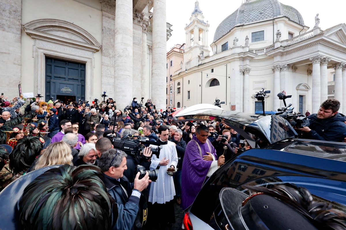 A néhai olasz színésznő koporsóját szállító halottaskocsit állják körül Gina Lollobrigida tisztelõi a Montesantói Szûz Mária-templomban tartott gyászmise után Rómában 2023. január 19-én. Lollobrigida, az 1950-es és 60-as évek egyik legismertebb filmcsillaga január 16-án, 95 éves korában hunyt el.
MTI/EPA/ANSA/Fabio Frustaci
