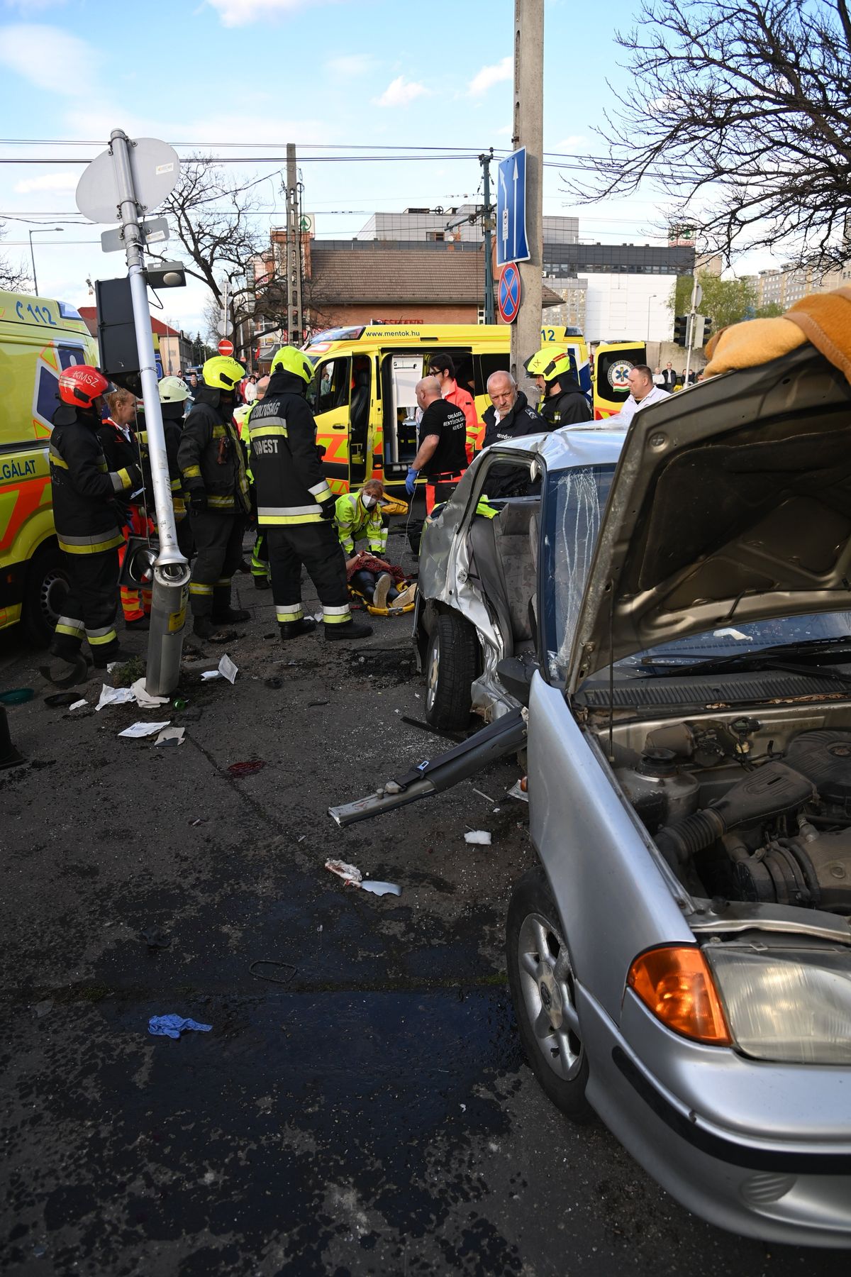 Mentőautó és személygépkocsi ütközött Kispesten
