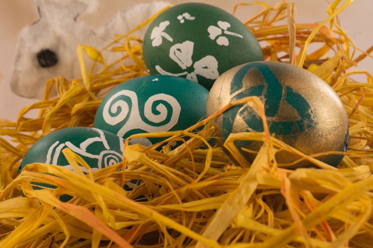 Group,Of,Dyed,Easter,Eggshells,With,Celtic,Pattern,In,A