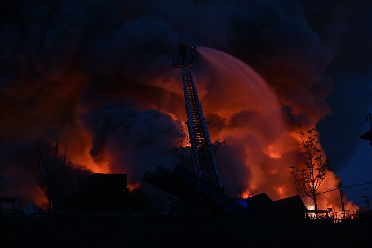 Budapest, 2023. április 28.
Létráról oltja a lángokat egy tûzoltó a XXIII. kerületben, ahol tûz ütött ki egy autóbontóban 2023. április 28-án.
MTI/Illyés Tibor