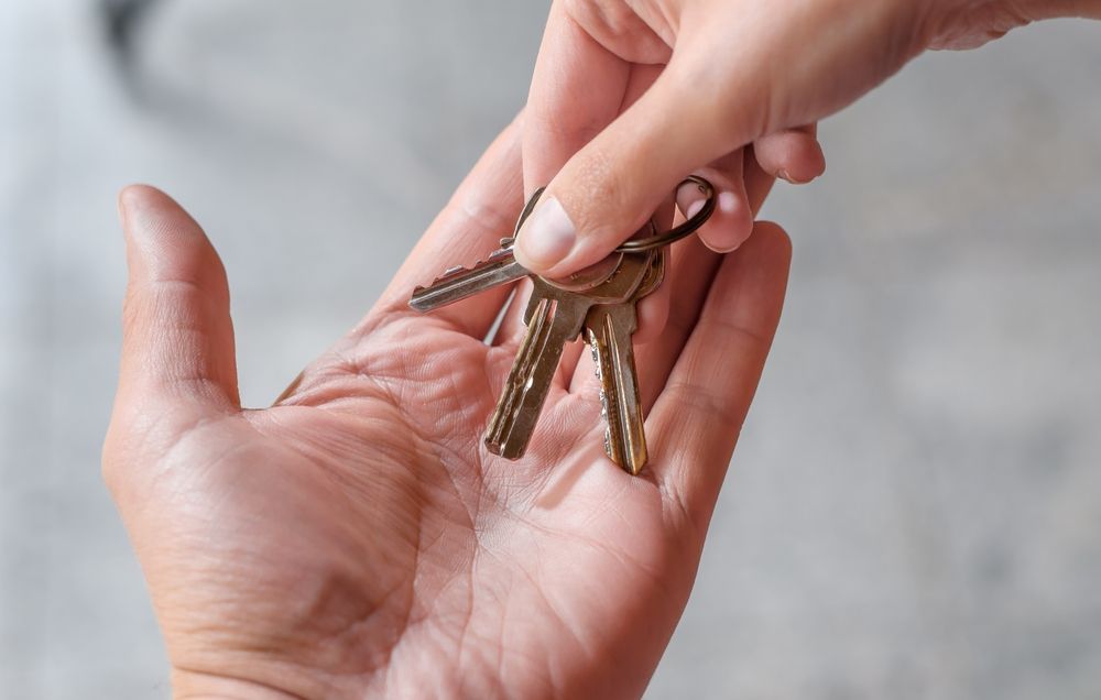 Passing,A,Bunch,Of,Keys,To,A,New,Apartment,From