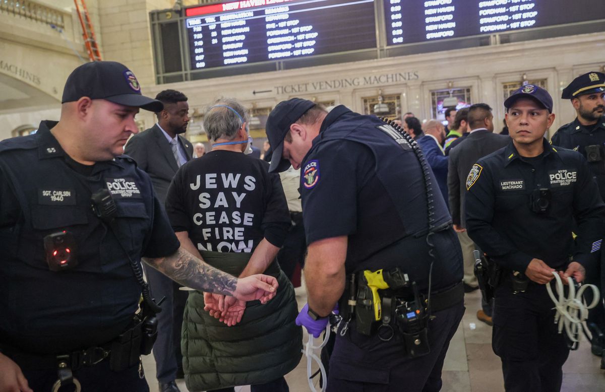 Protesters gather at New York's Grand Central to demand ceasefire in Gaza