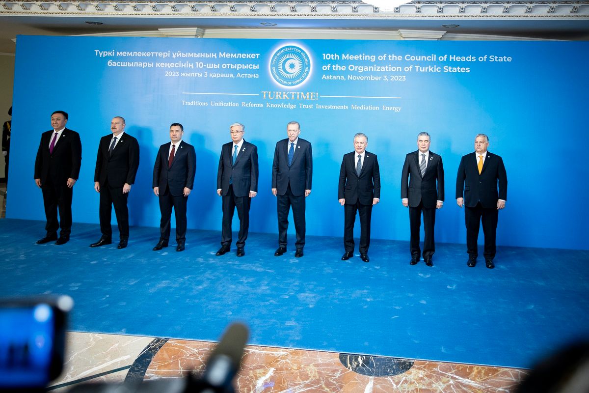 Orbán Viktor miniszterelnök (j) a Türk Államok Szervezete 10. csúcstalálkozóján Asztanában 2023. november 3-án. Mellette jobbról balra: Gurbanguly Berdimuhamedow volt türkmén elnök, a türkmén parlament felsőháza, a Népi Tanács elnöke, Savkat Mirzijojev üzbég, Recep Tayyip Erdogan török, Kaszim-Zsomart Tokajev kazah, Szadir Zsaparov kirgiz, lham Alijev azeri elnök és Kubanicsbek Ömüralijev, a Türk Államok Szervezetének főtitkára