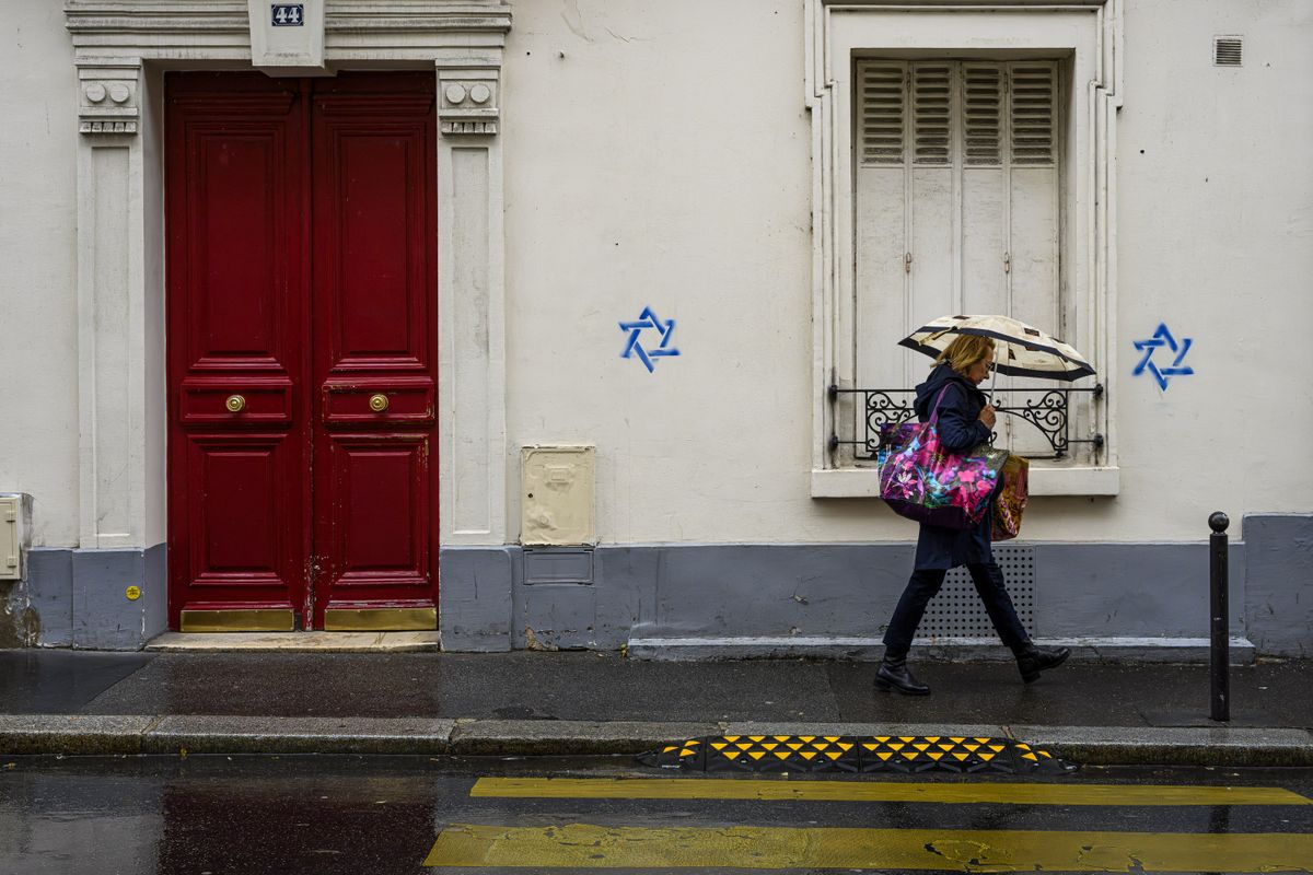 FRANCE. PARIS (75) (14TH DISTRICT) AT THE END OF OCTOBER 2023, STARS OF DAVID WERE PAINTED (BY STENCIL) ON PARISIAN RESIDENTIAL BUILDINGS. HERE IN THE 14TH ARRONDISSEMENT, DAREAU STREET
