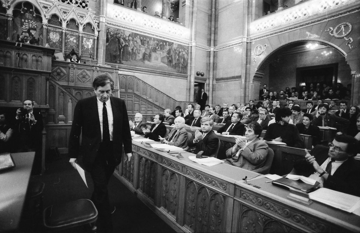 Parlament, az Országgyűlés ülése 19990-ben. Balra Antall József miniszterelnök