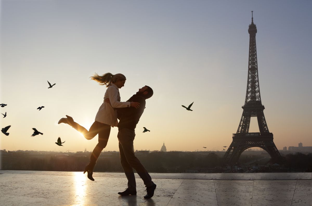 Couple embracing, view of Eiffel Tower