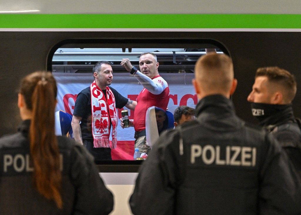 Euro 2024 Poland - Netherlands - Federal police check fan train