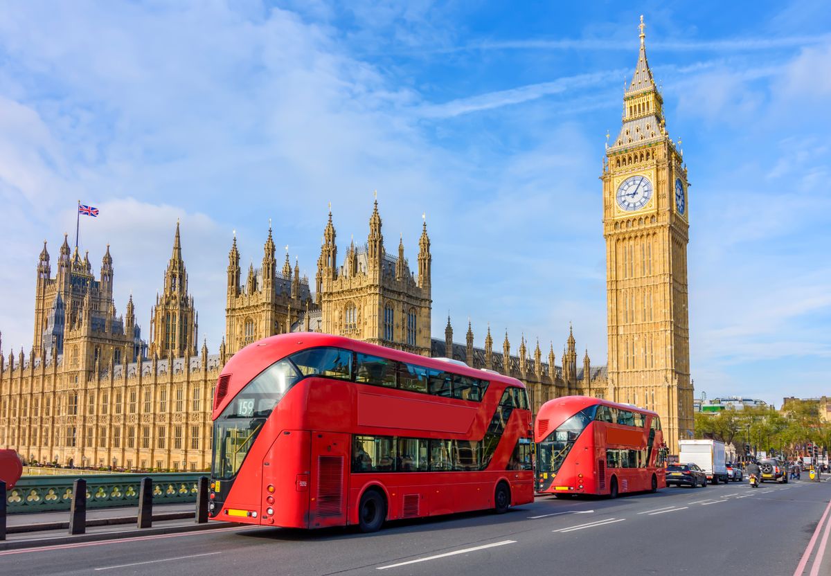 Houses,Of,Parliament,With,Big,Ben,And,Double-decker,Buses,On