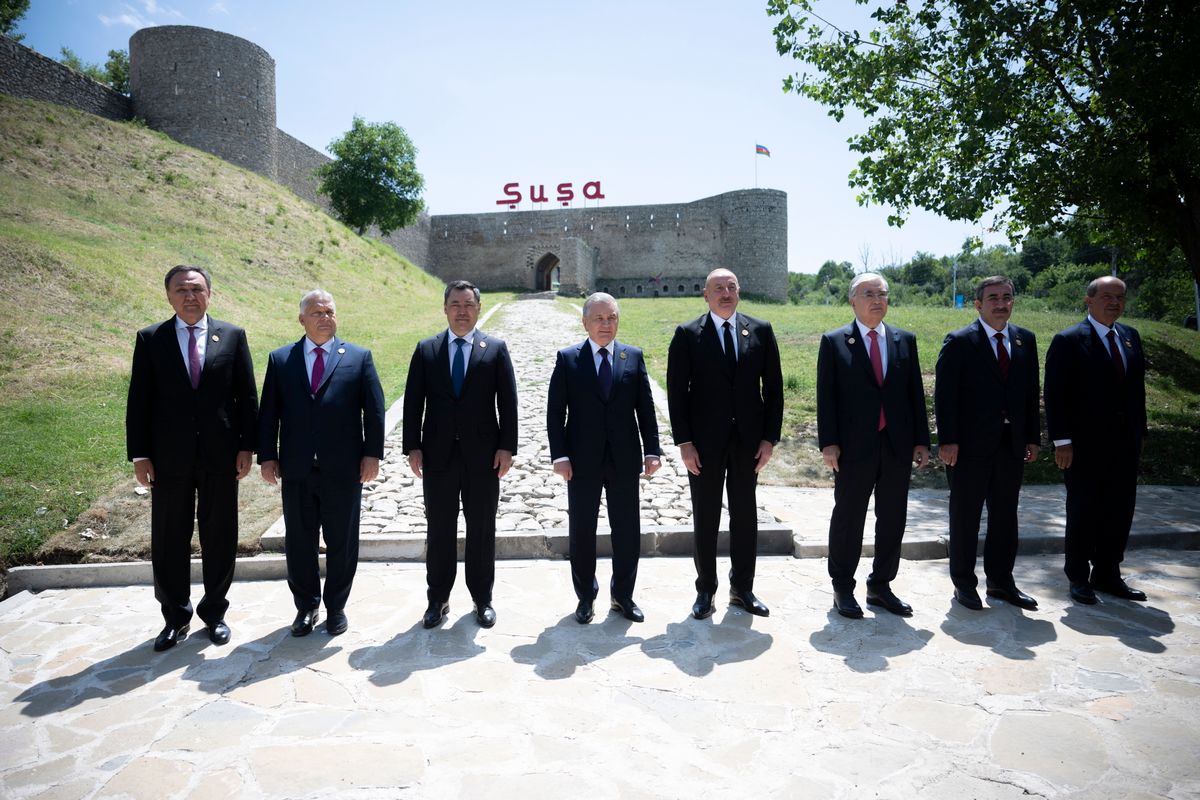 ÖMÜRALIJEV, Kubanicsbek; TATAR, Ersin; ZSAPAROV, Szadir; ALIYEV, Ilham; ORBÁN Viktor; MIRZIJOJEV, Savkat; TOKAJEV, Kaszim-Zsomart