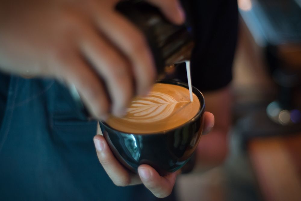 Barista,Is,Pouring,Milk,To,Make,Latte,Art,Coffee.