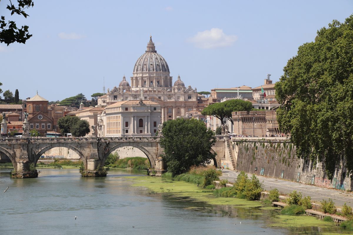 St.,Peter\'s,Basilica,On,Saint,Peter\'s,Square,In,Vatican,,Center