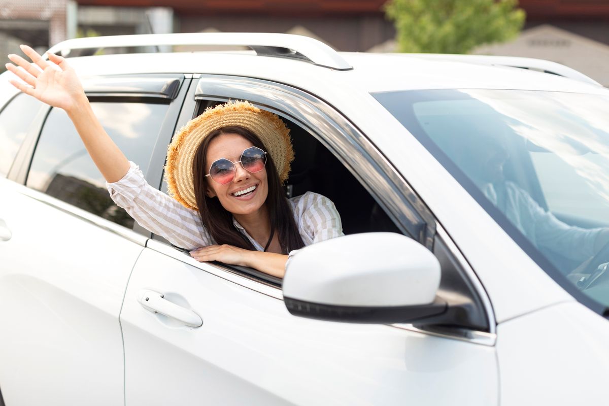 Excited,Young,Pretty,Woman,Wearing,Wicker,Hat,And,Sunglasses,Sitting