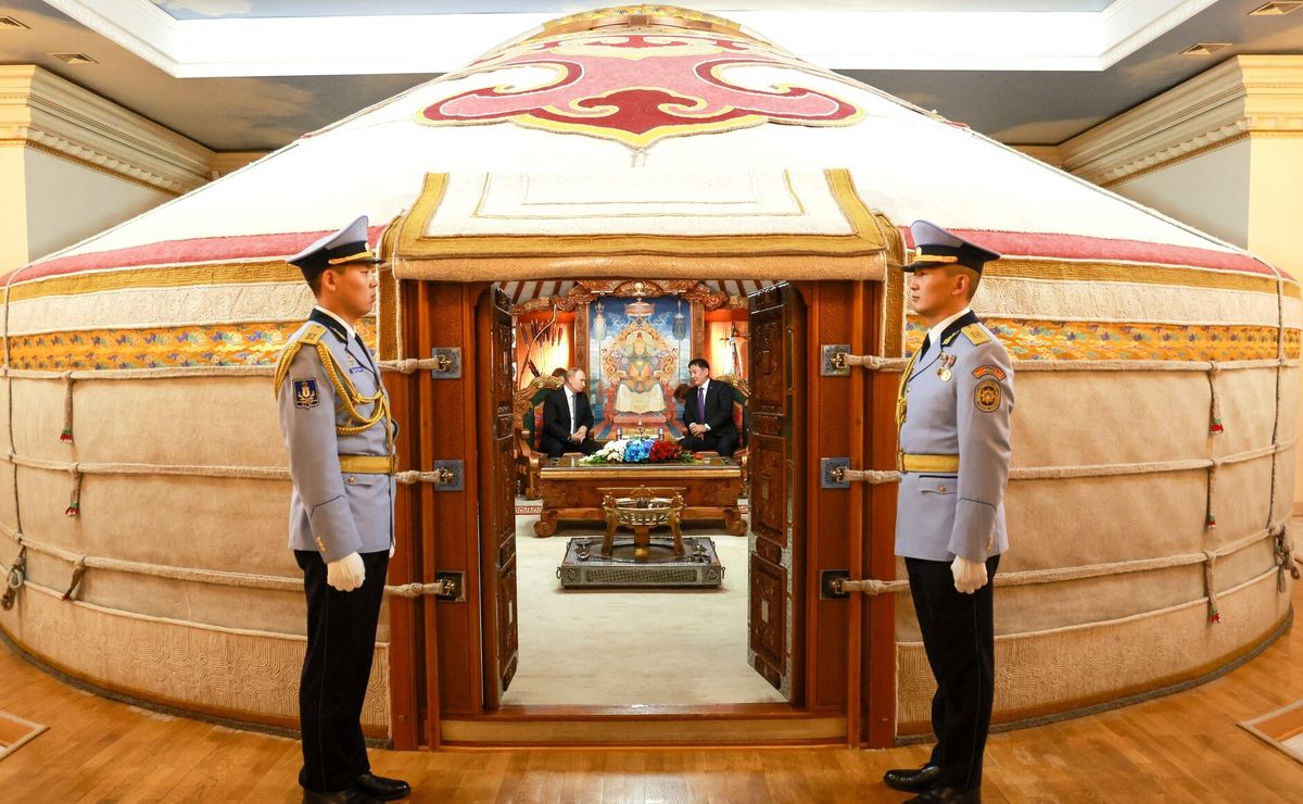 Russian President Putin and Mongolian President Khurelsukh meeting in Ulaanbaatar