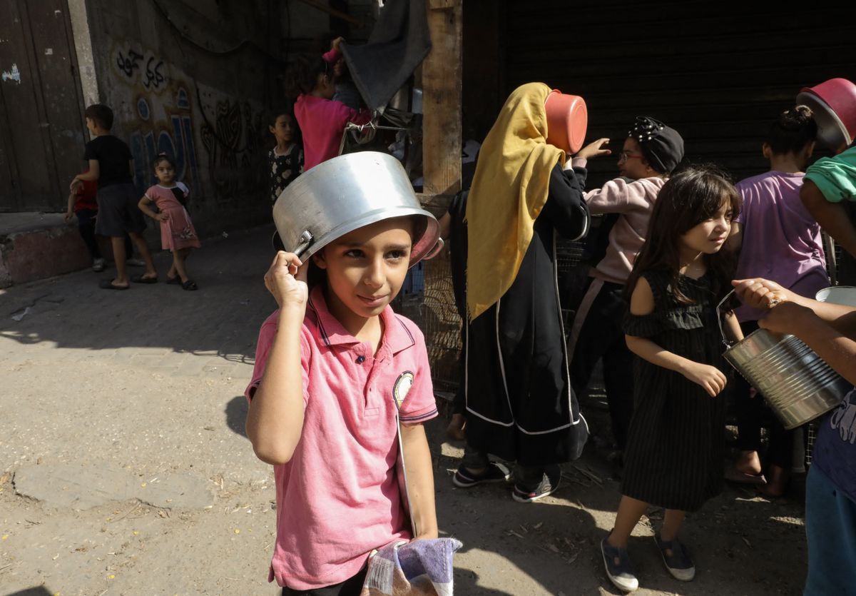 Hot meals distributed to displaced Palestinians in Gaza