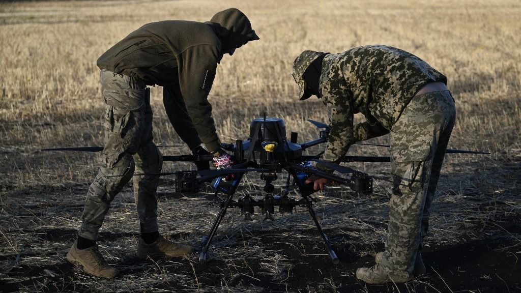 Ukrán katonák egy hexakopter drón próbarepülésére készülnek 2024. október 22-én a keleti donyecki régióban