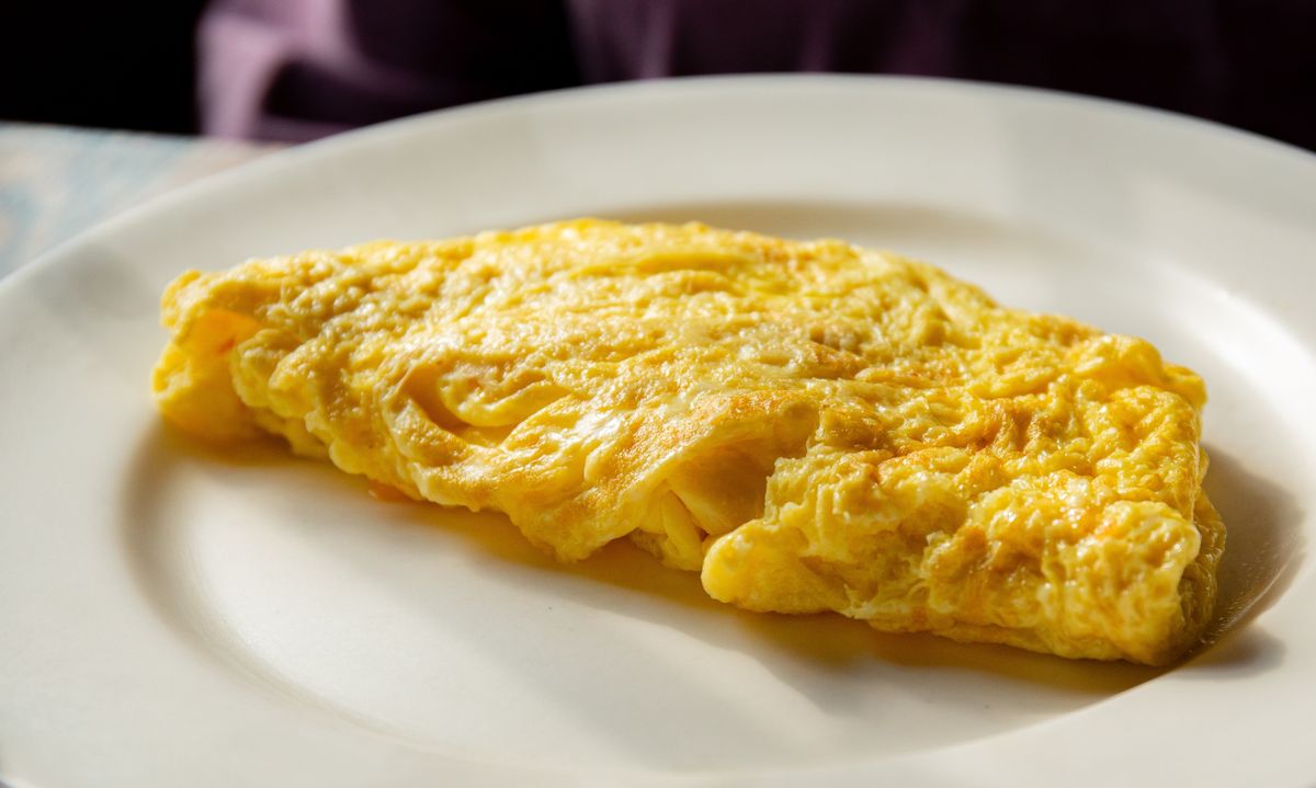 Plain,Omelette,On,White,Plate