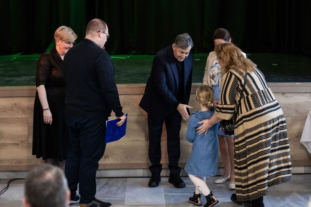 Vál-völgyi Fiatalokért Alapítvány , Mészáros csoport, támogatás, bicskei családok