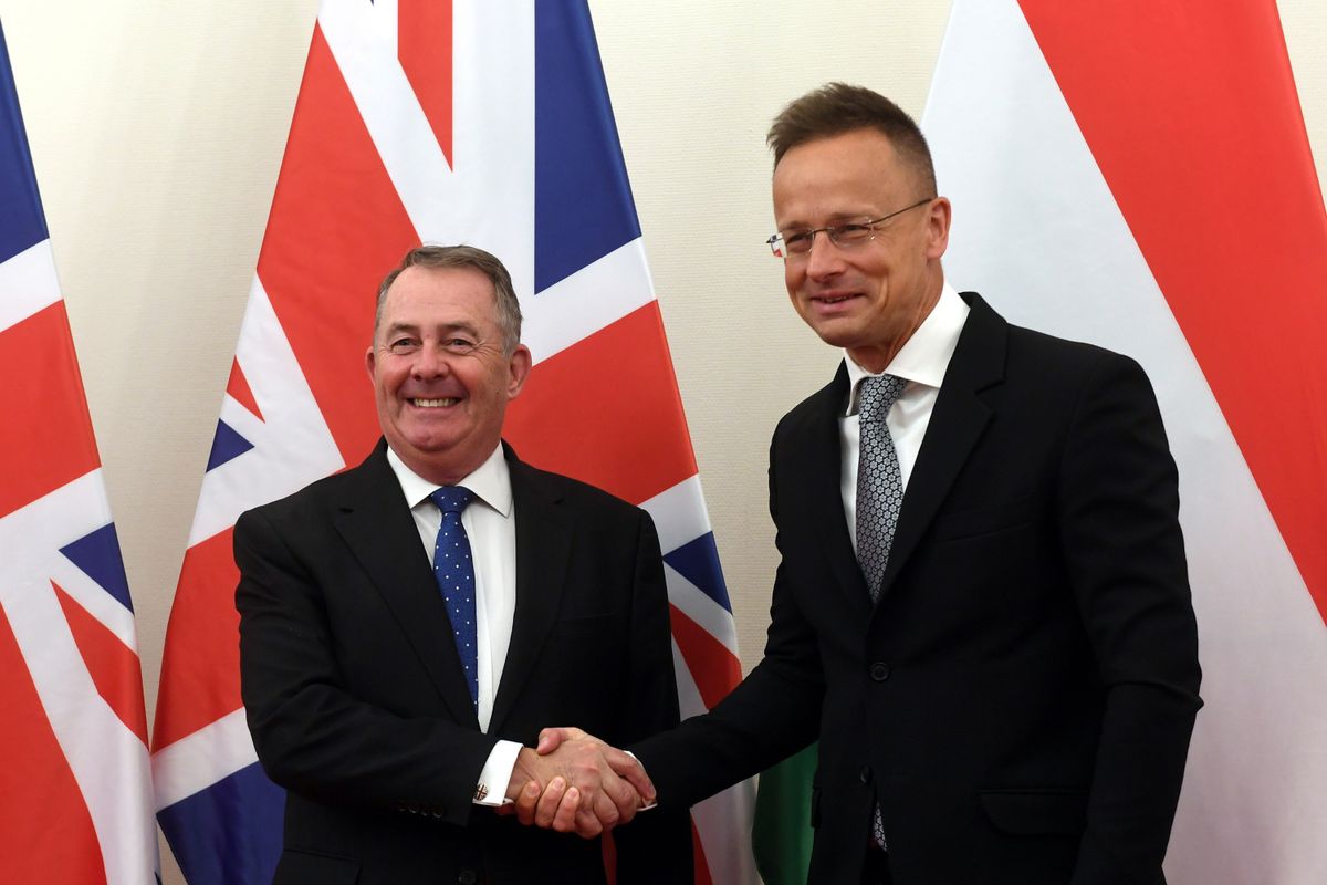 SZIJJÁRTÓ Péter; FOX, Liam