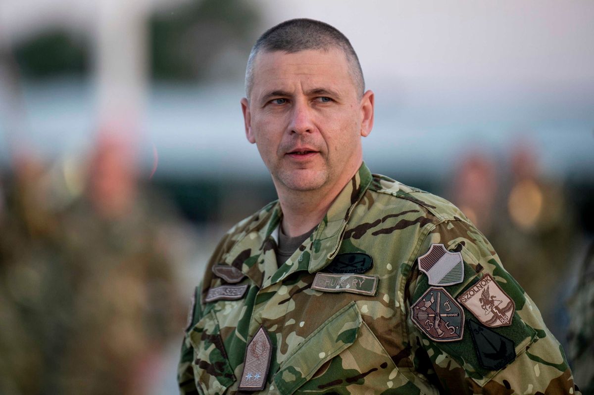 RUSZIN-SZENDI Romulusz, közpénz, volt vezérkari főnök