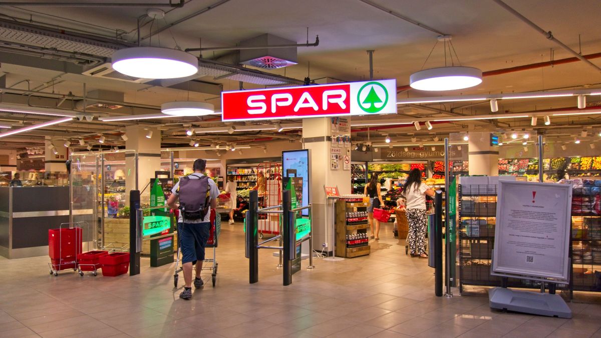 Budapest,,Hungary,-,July,15,,2024:,Spar,Supermarket,And,Logo
