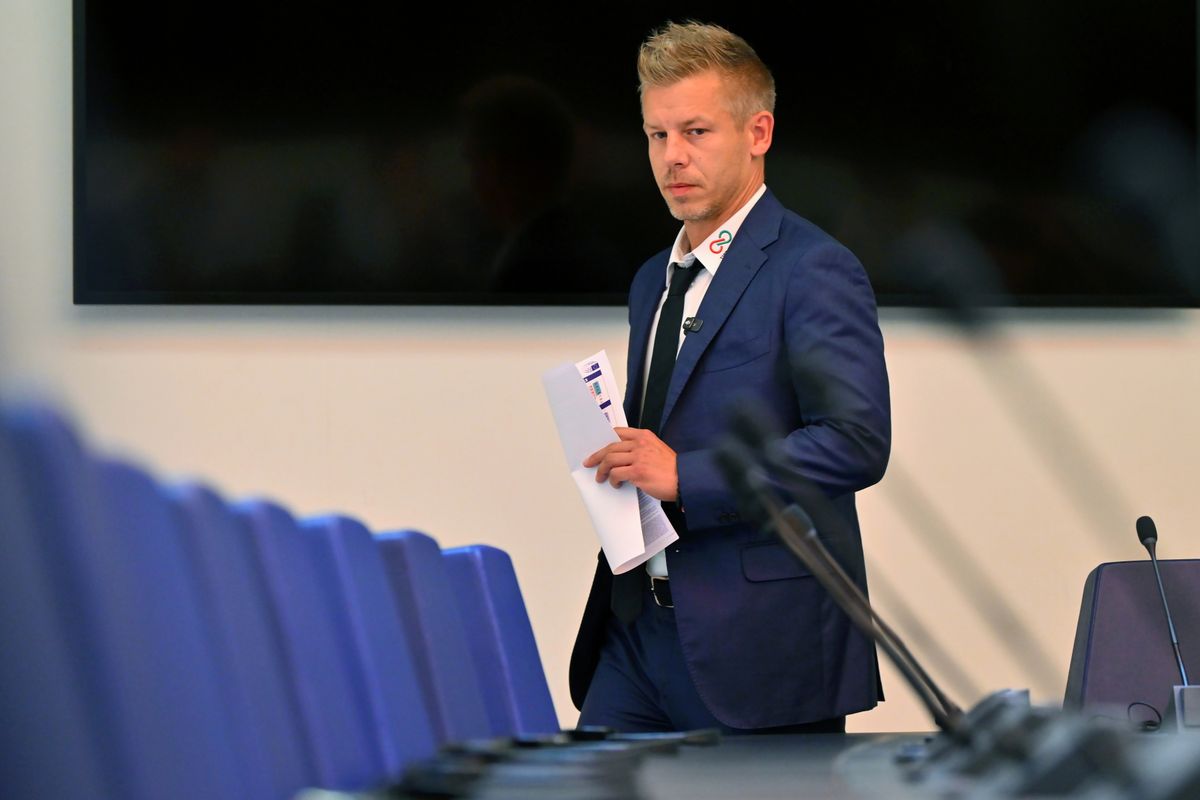 Magyar Péter, 4iG részvény, Tisza Párt