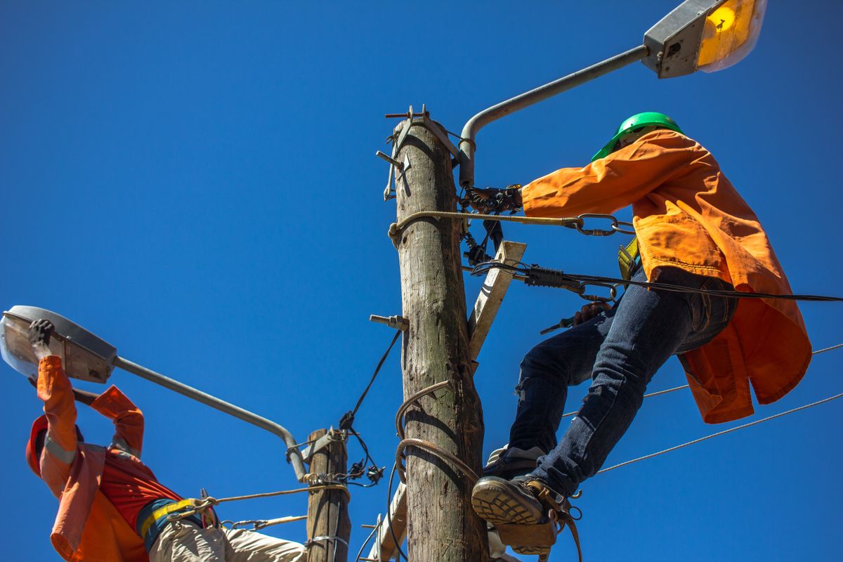 Lineworkers,Doing,Maintenance,Of,Street,Lights,In,Africa