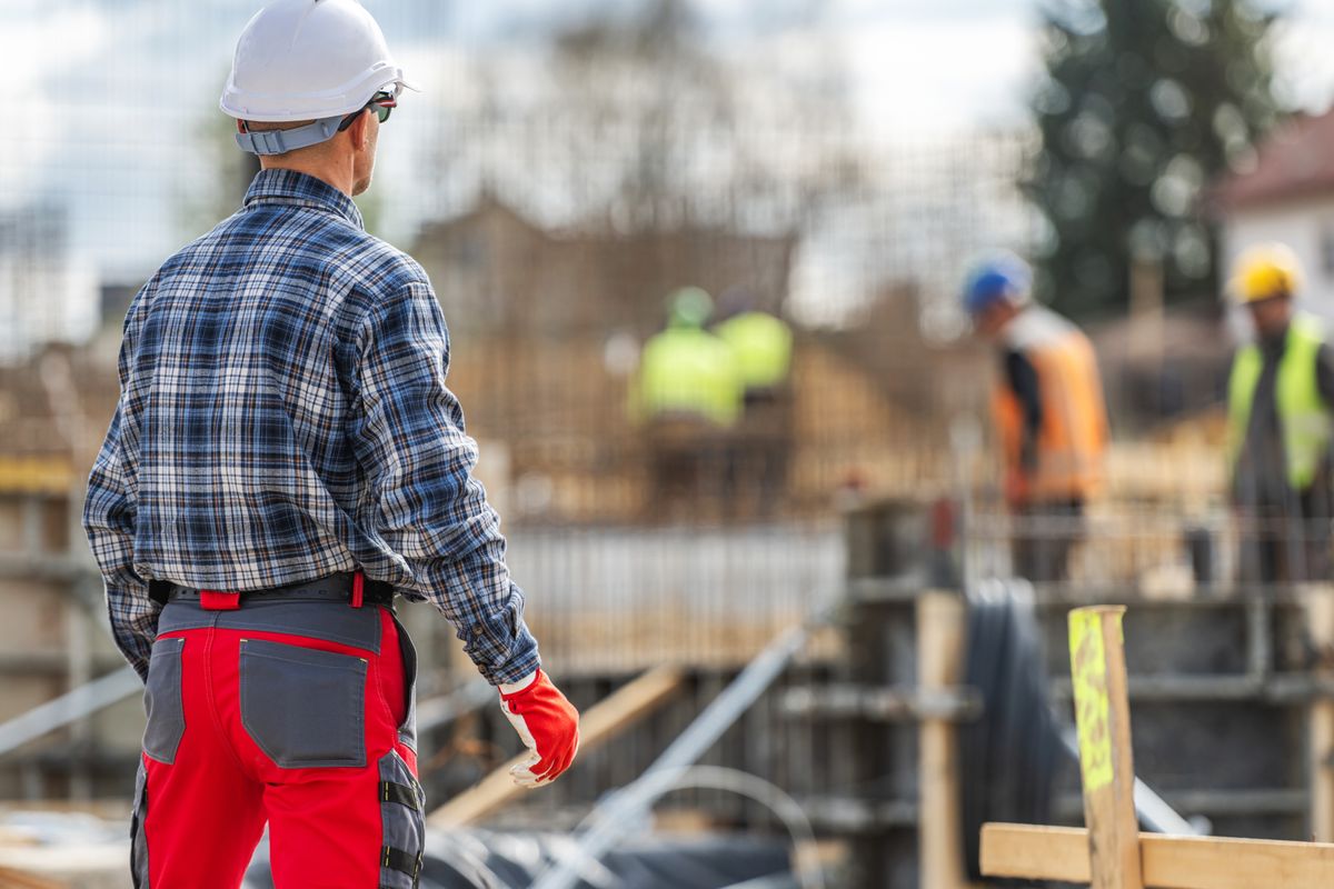 A,Construction,Worker,Wearing,A,Hard,Hat,And,Plaid,Shirt