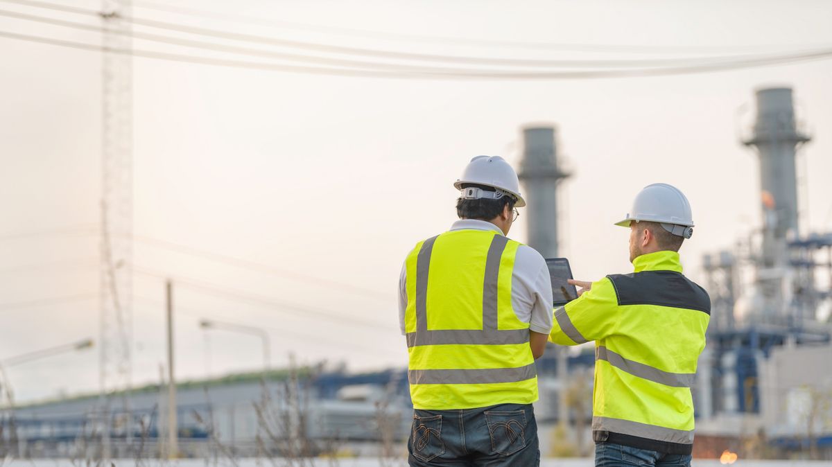 Group,Asian,Man,Petrochemical,Engineer,Working,At,Oil,And,Gas