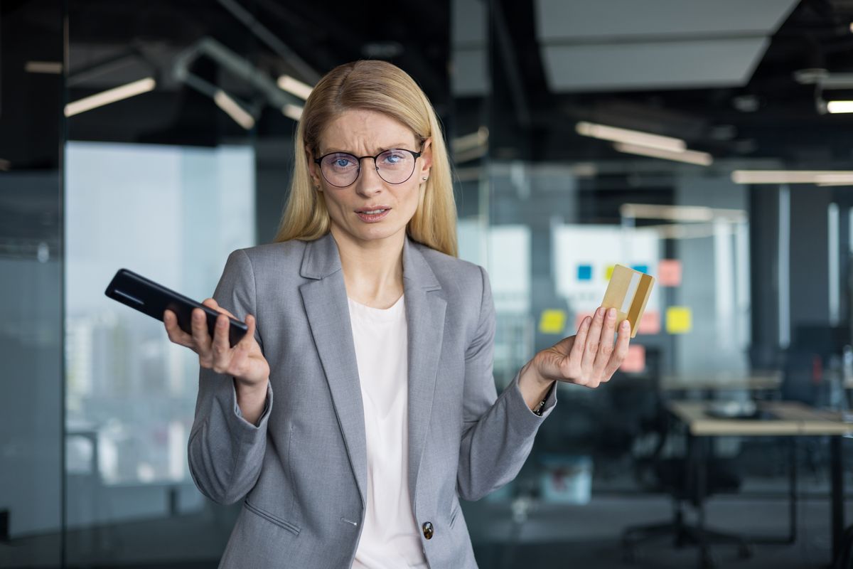 Portrait,Of,A,Deceived,And,Disappointed,Woman,With,A,Phone