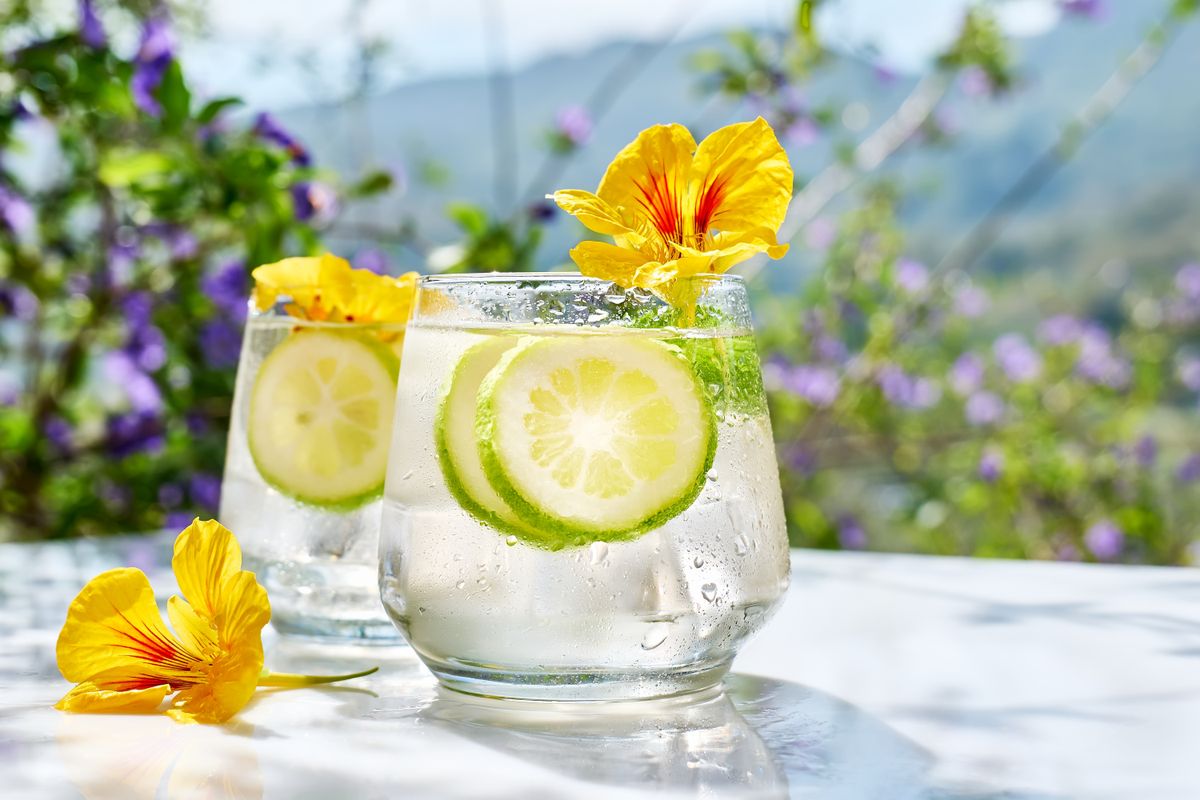 Iced,Lemonade,With,Edible,Nasturtium,Flowers,,Lime,And,Mint,Leaves.