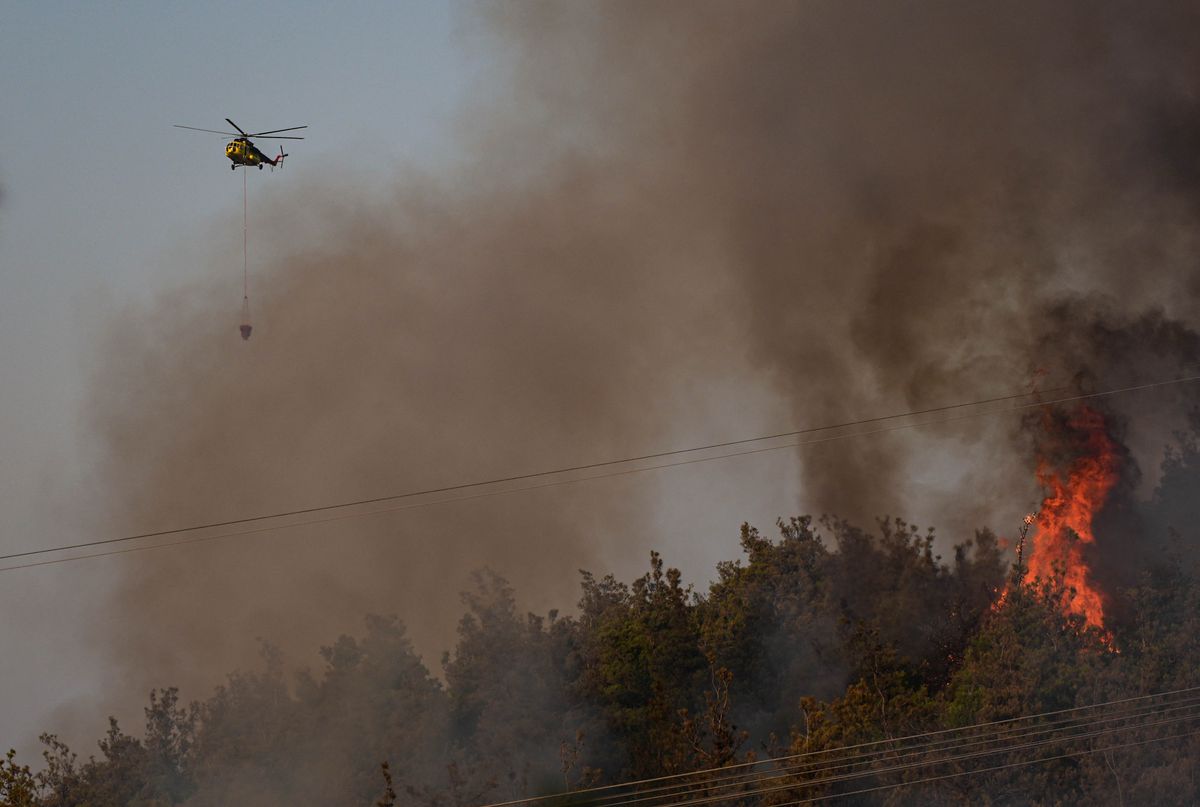 Firefighting efforts underway as forest fire erupts in Turkiye's Manisa