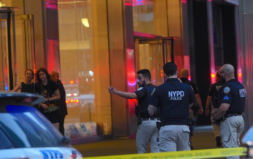 Six people, including the gunman, are dead in New York City shooting