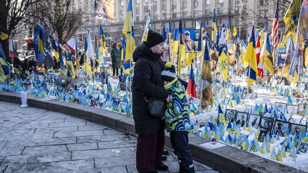 Az apa halála után három kislányával maradt egyedül