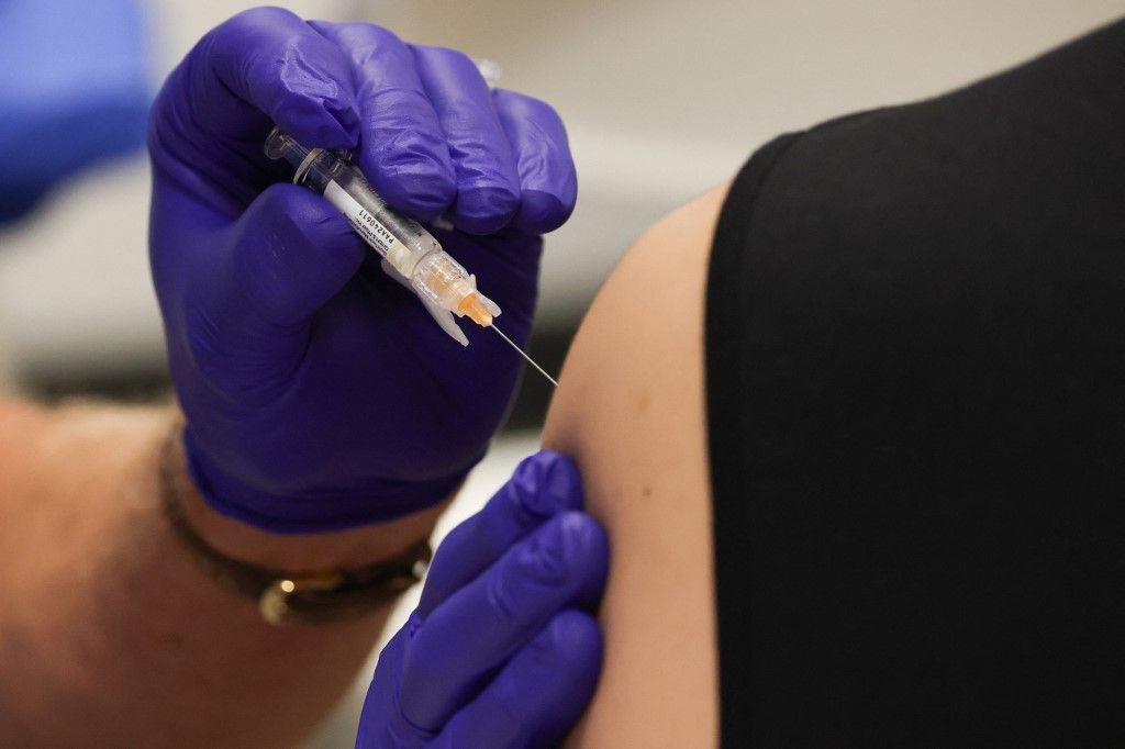 Beadják a Pfizer-oltást (Fotó: AFP)